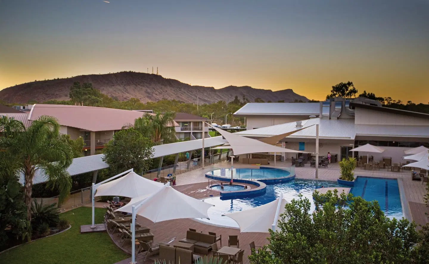 Crowne Plaza Alice Springs Lasseters OUTDOOR_POOL