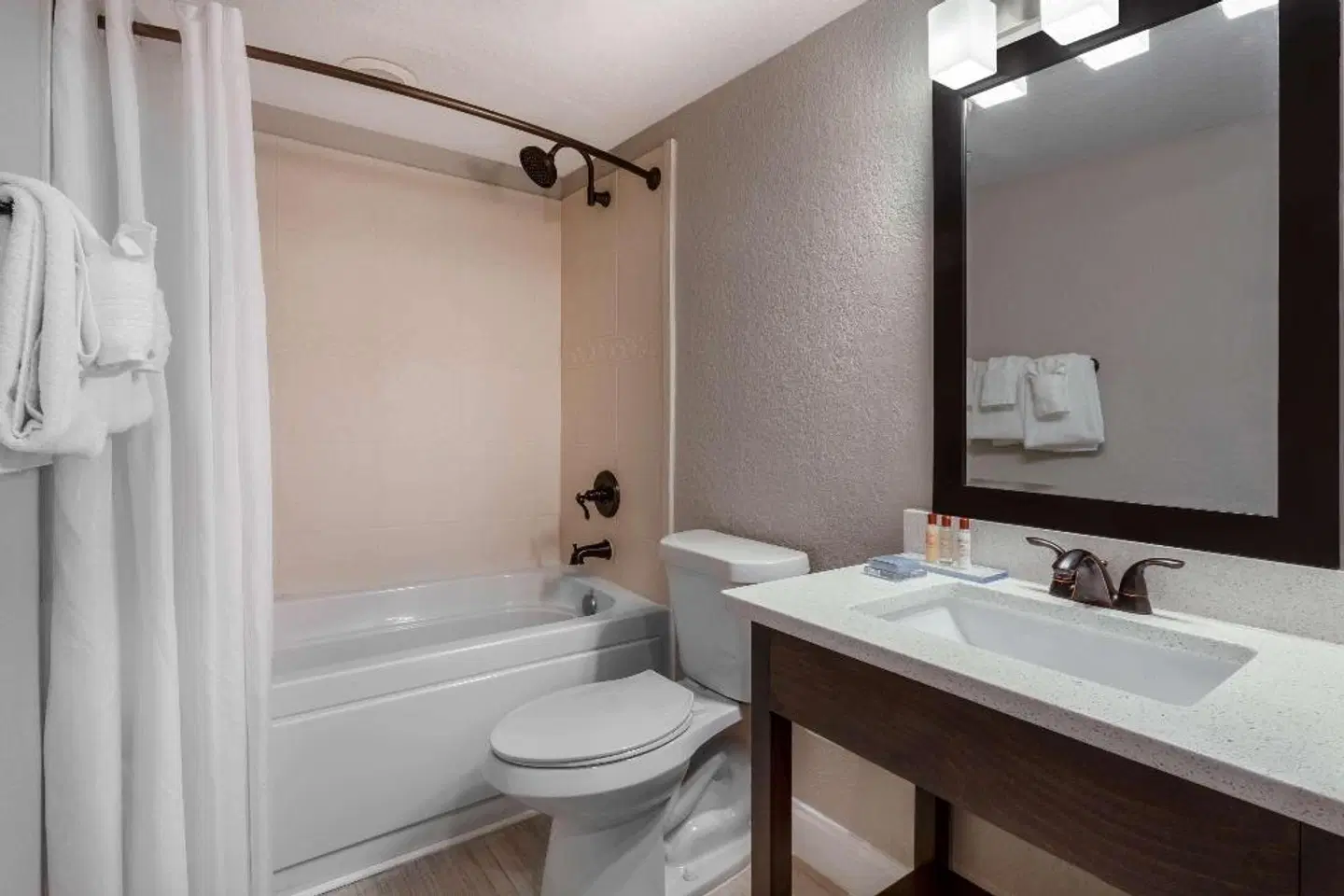 Hawthorn Suites by Wyndham Kissimmee Gateway Badezimmer