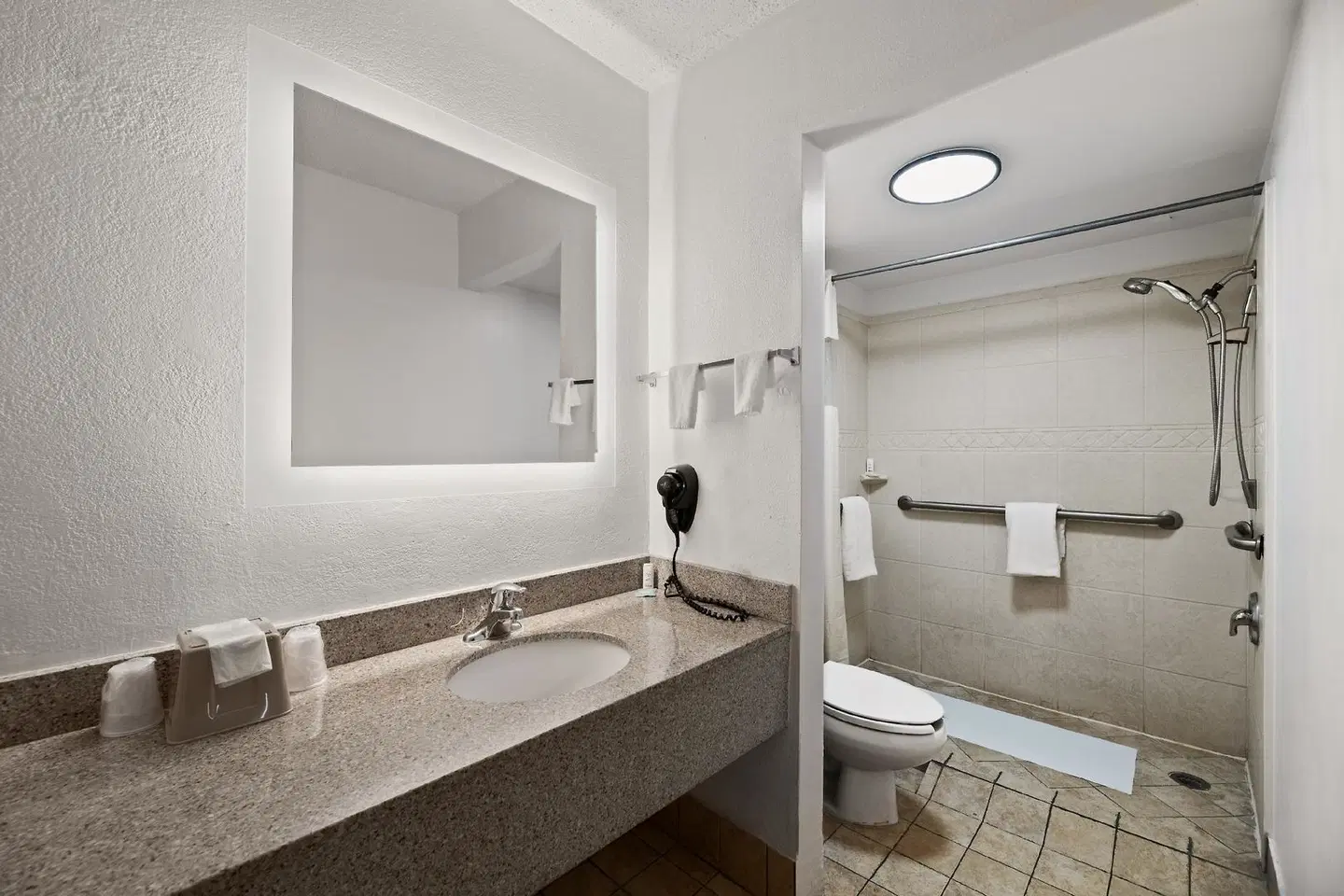 Howard Johnson by Wyndham Airport Florida Mall Badezimmer