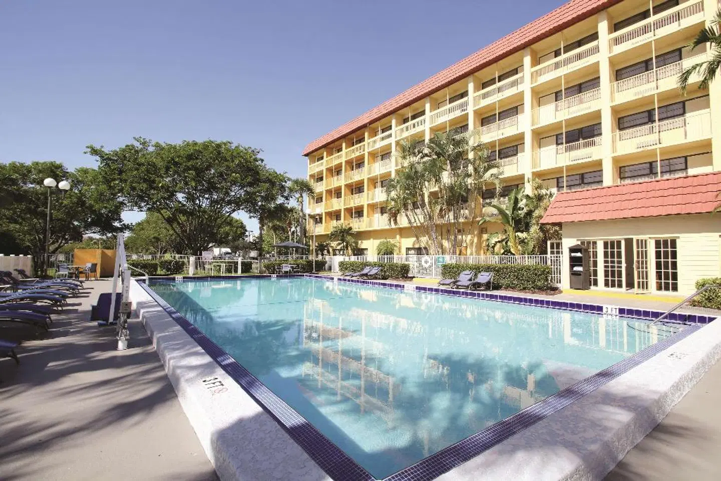 La Quinta Inn & Suites Coral Springs University Dr OUTDOOR_POOL