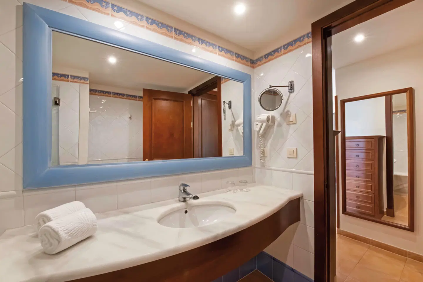 Valentín Sancti Petri Spa BATHROOM