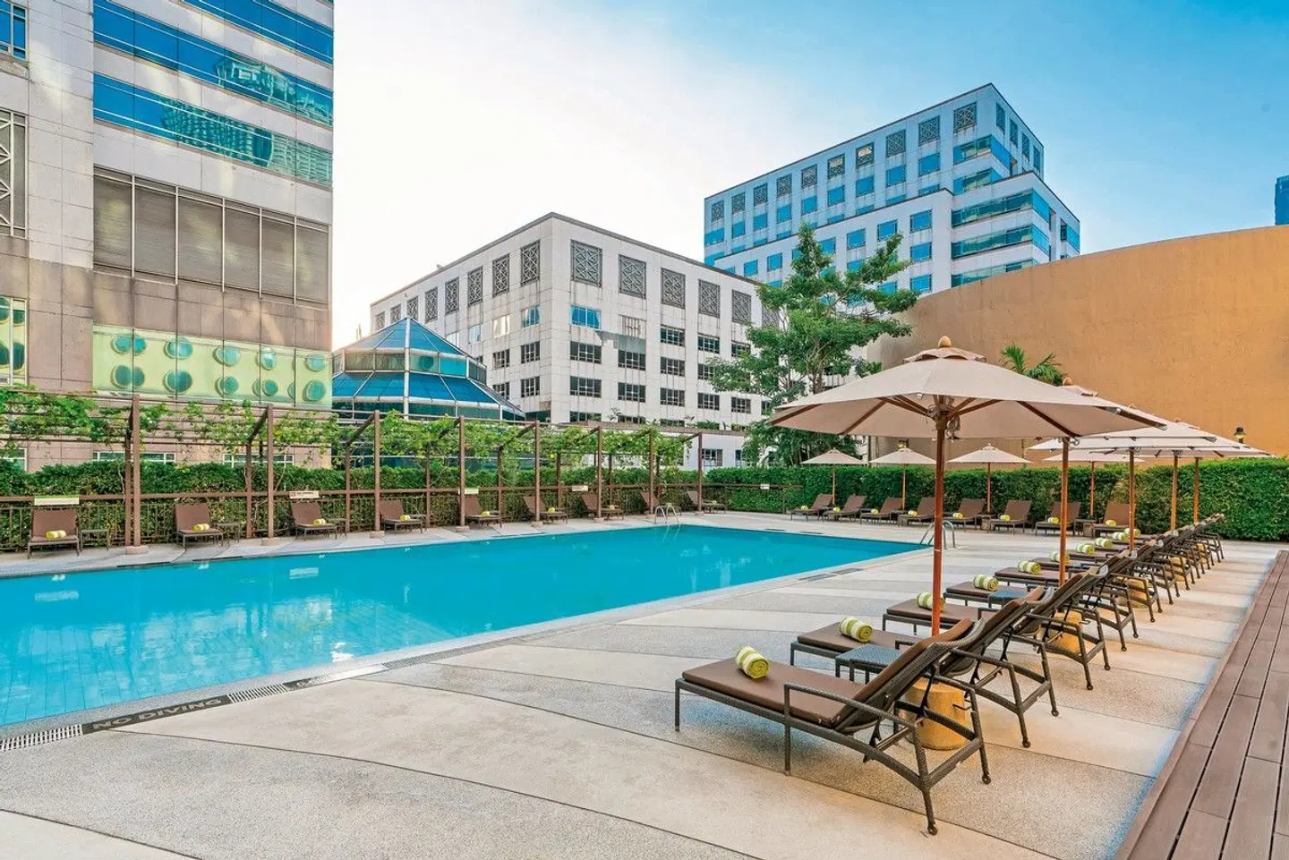 Holiday Inn Bangkok Silom EXTERIOR