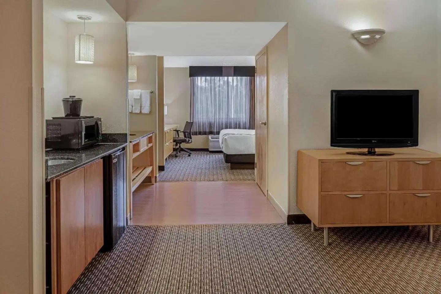La Quinta Inn & Suites by Wyndham Naples Downtown ROOM_EXAMPLE