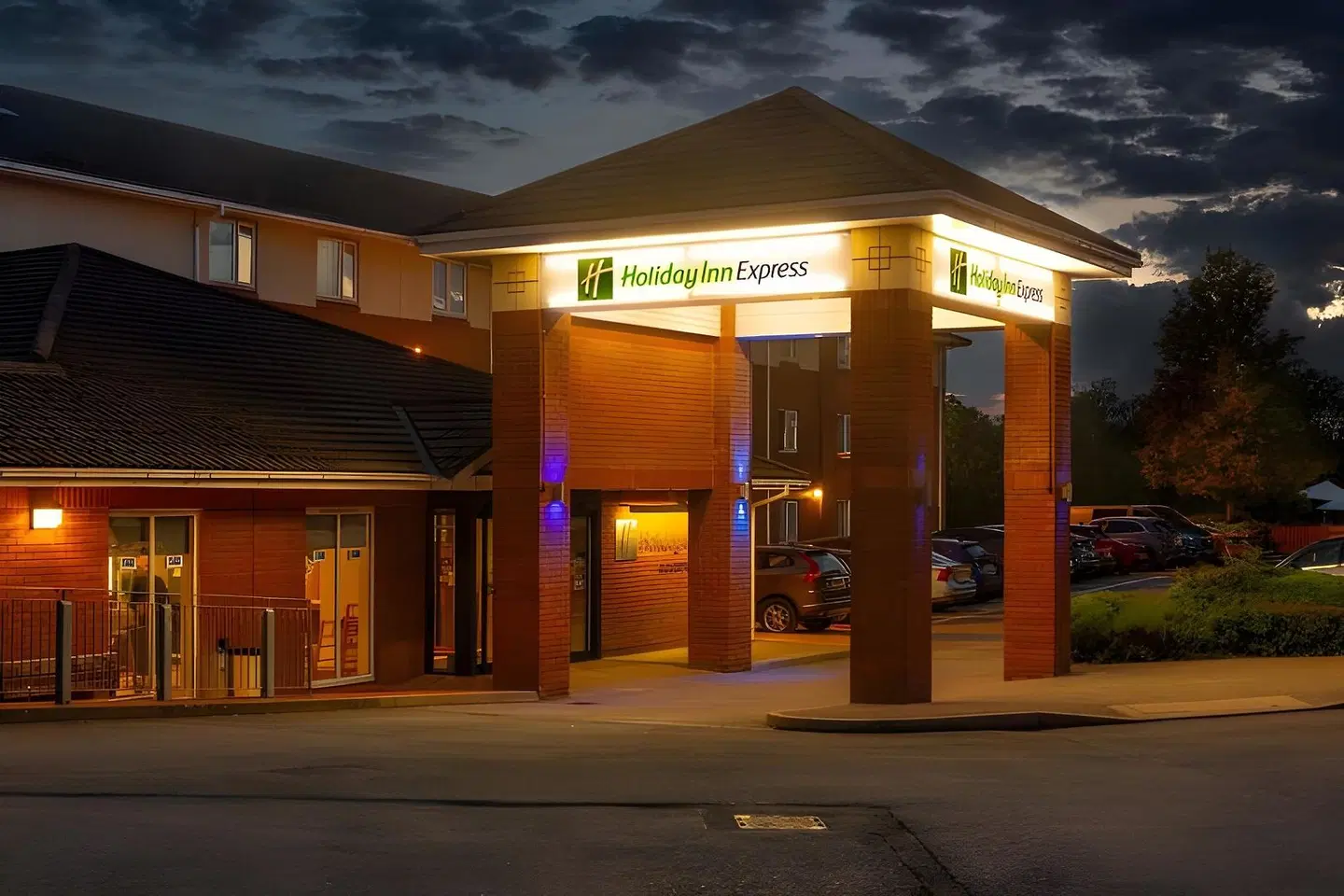 Holiday Inn Express Gloucester - South EXTERIOR