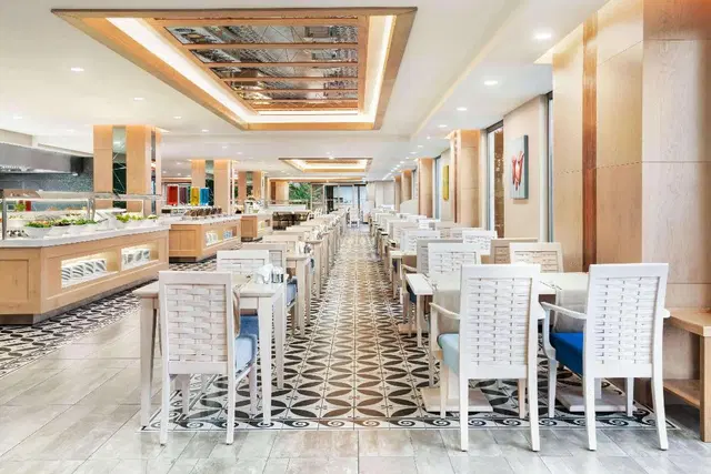 Ramada Hotel & Suites by Wyndham Kusadasi Restaurant