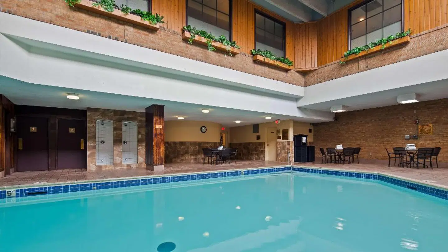 Best Western Plus Toronto Airport Hotel Hallenbad