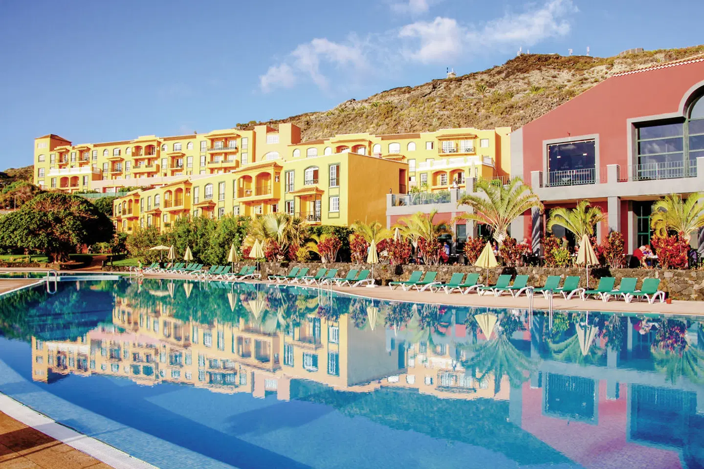 Las Olas OUTDOOR_POOL