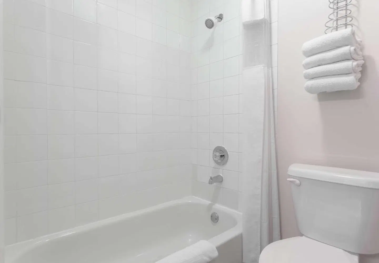 Super 8 by Wyndham Golden Badezimmer