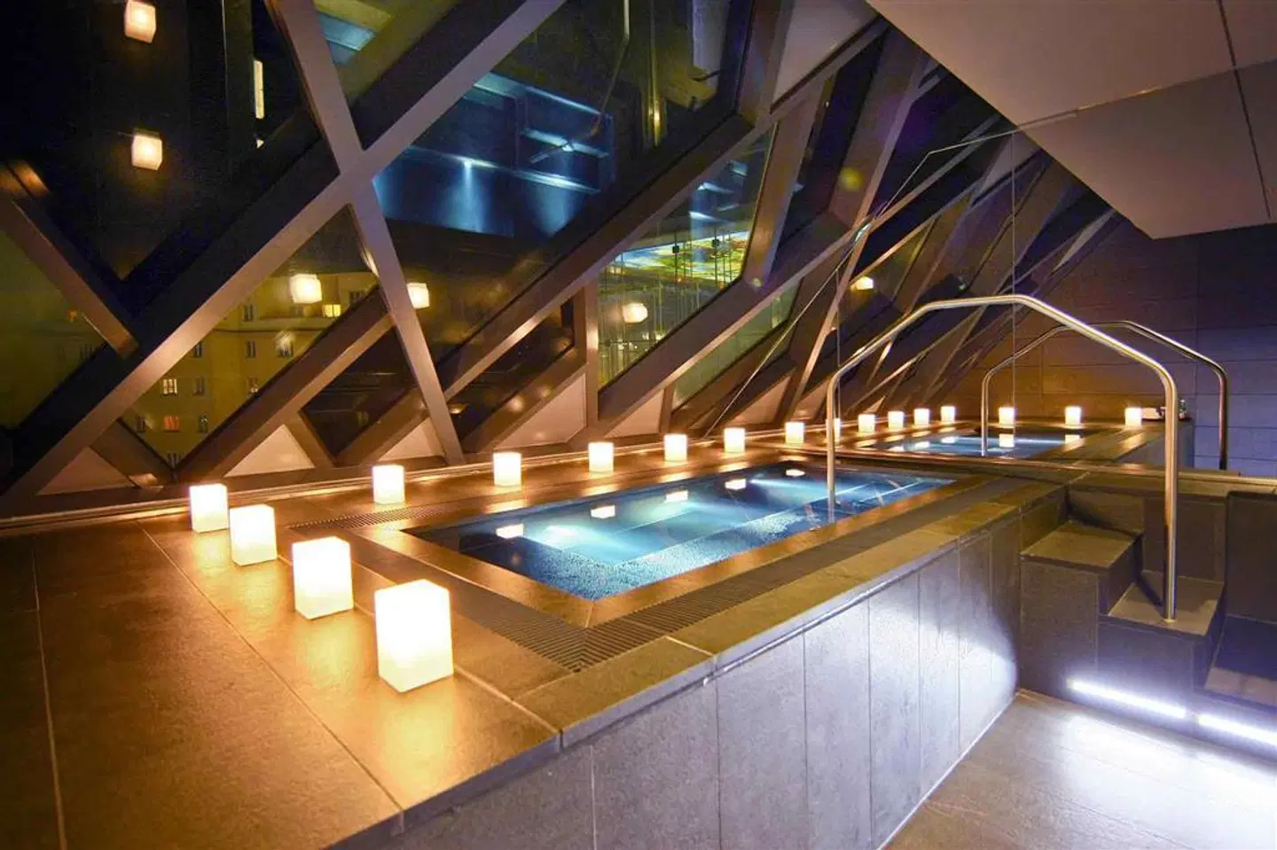 SO/ Vienna Hotel Hallenbad