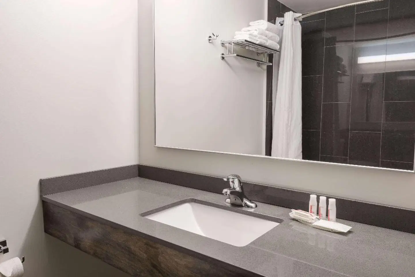 Super 8 by Wyndham Downtown Toronto Badezimmer