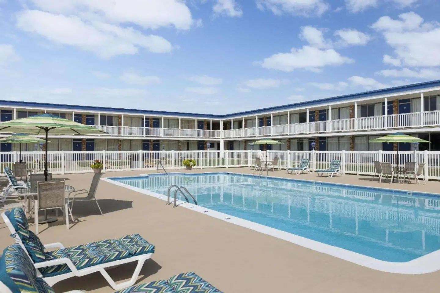 Days Inn by Wyndham Waynesboro OUTDOOR_POOL