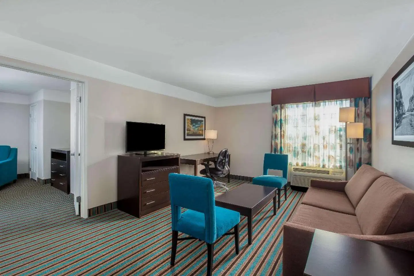 La Quinta Inn & Suites by Wyndham Bakersfield North ROOM_EXAMPLE