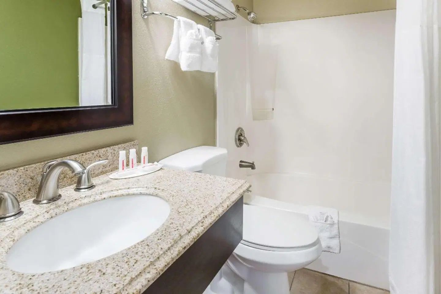 Super 8 by Wyndham Montrose Badezimmer