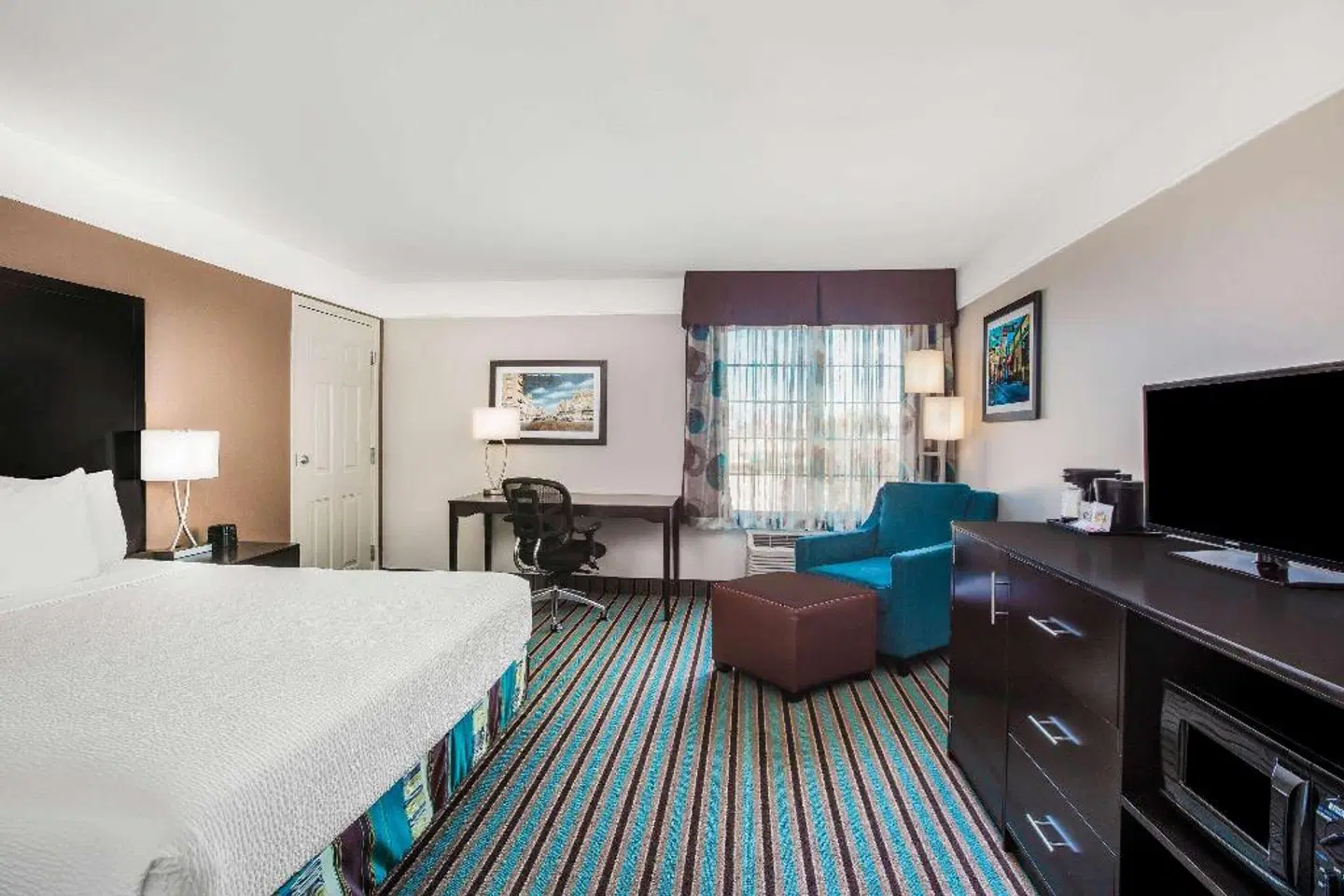 La Quinta Inn & Suites by Wyndham Bakersfield North ROOM_EXAMPLE