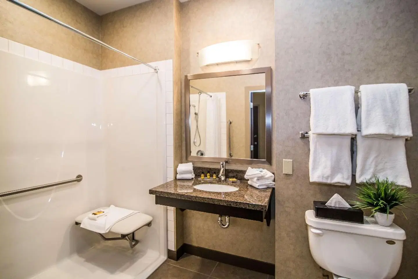 Fairfield Inn & Suites by Marriott West Kelowna Badezimmer