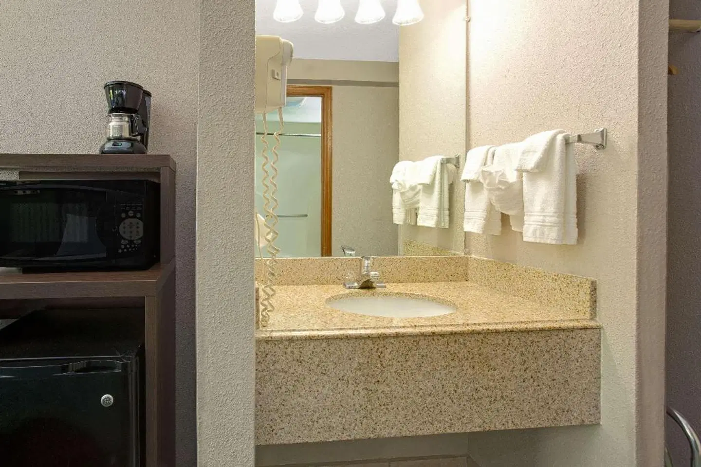 Super 8 by Wyndham Denver Stapleton Badezimmer