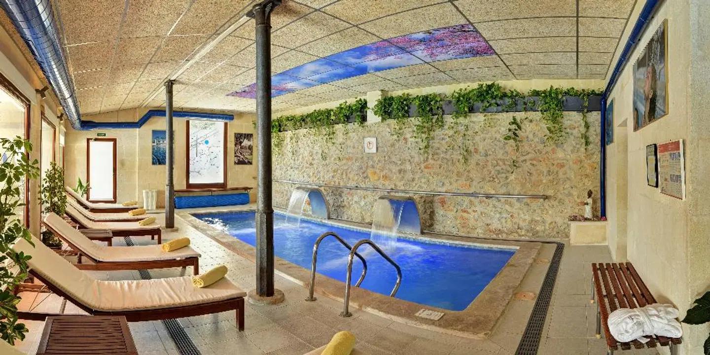 Rural Monnaber Nou & Spa Hallenbad