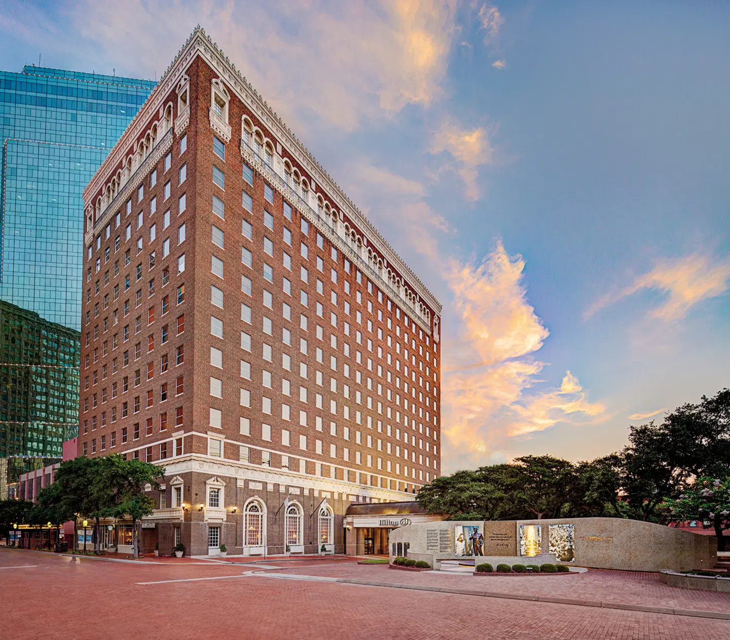 Hilton Fort Worth EXTERIOR