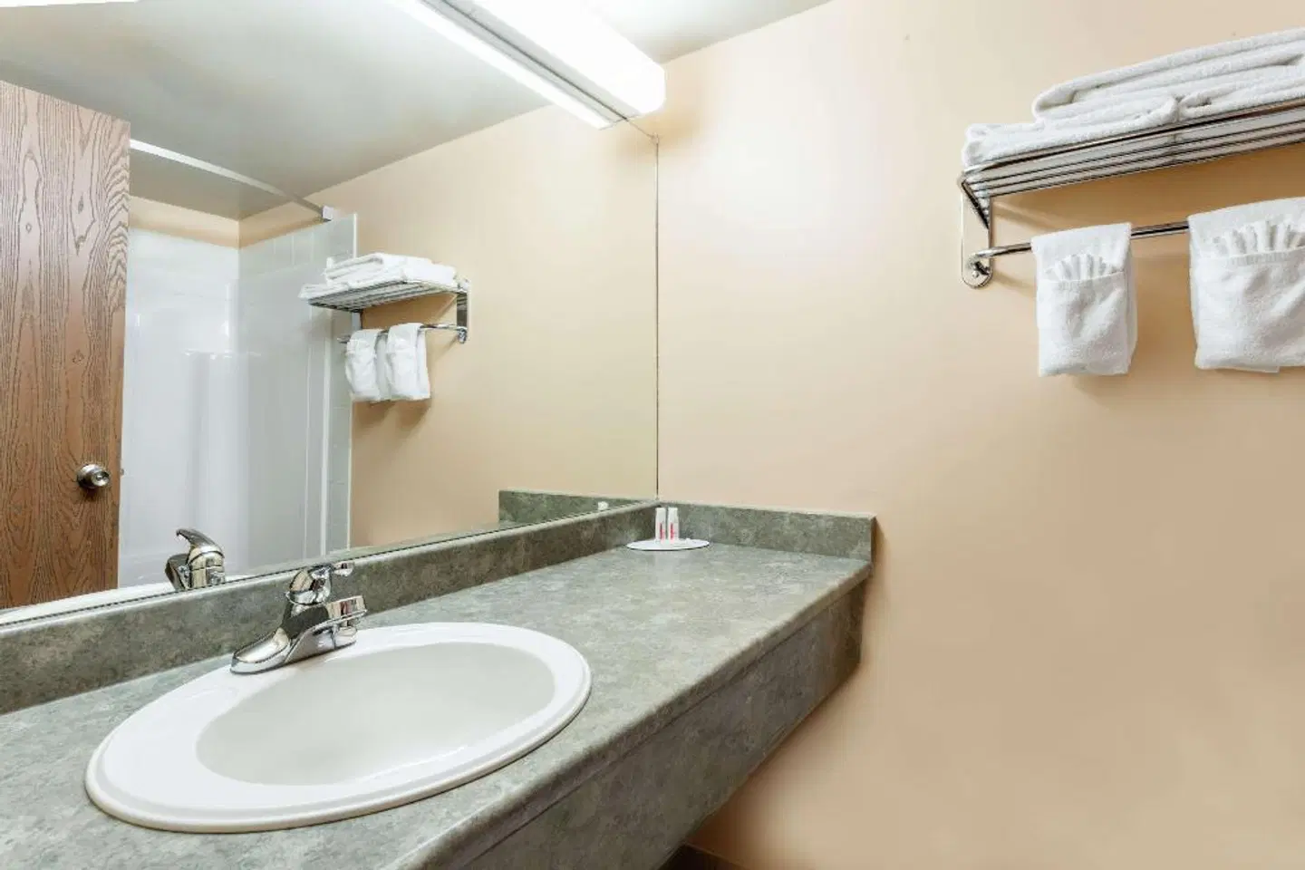 Super 8 by Wyndham Caraquet Badezimmer