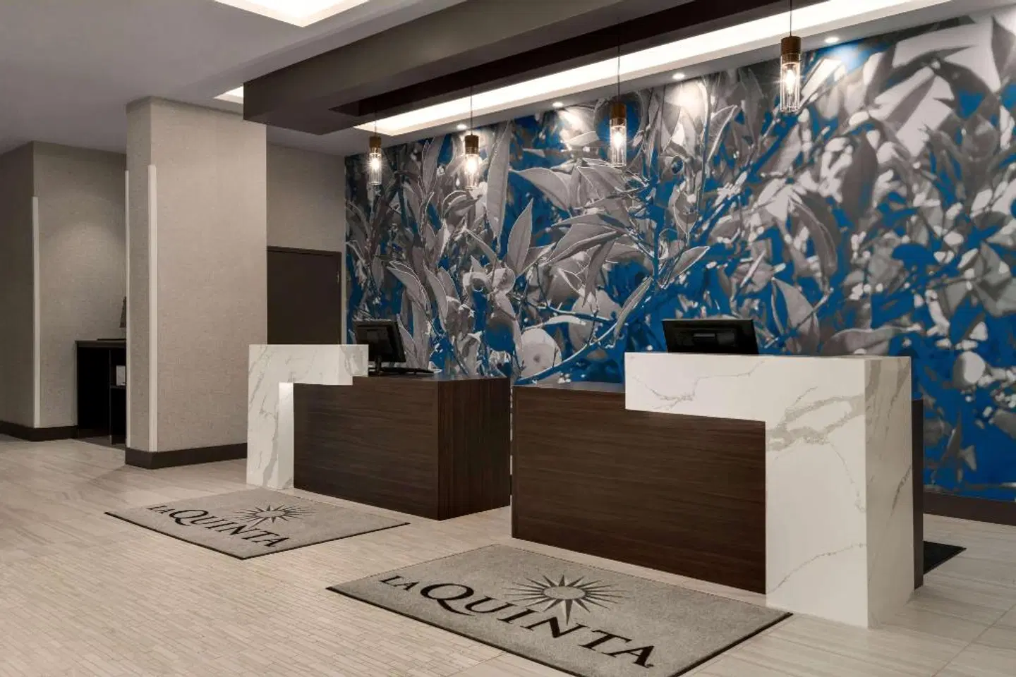 La Quinta Inn & Suites by Wyndham Orlando IDrive Theme Parks LOUNGE_LOBBY