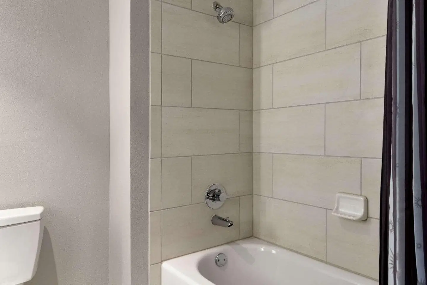 La Quinta Inn & Suites by Wyndham Orlando IDrive Theme Parks Badezimmer