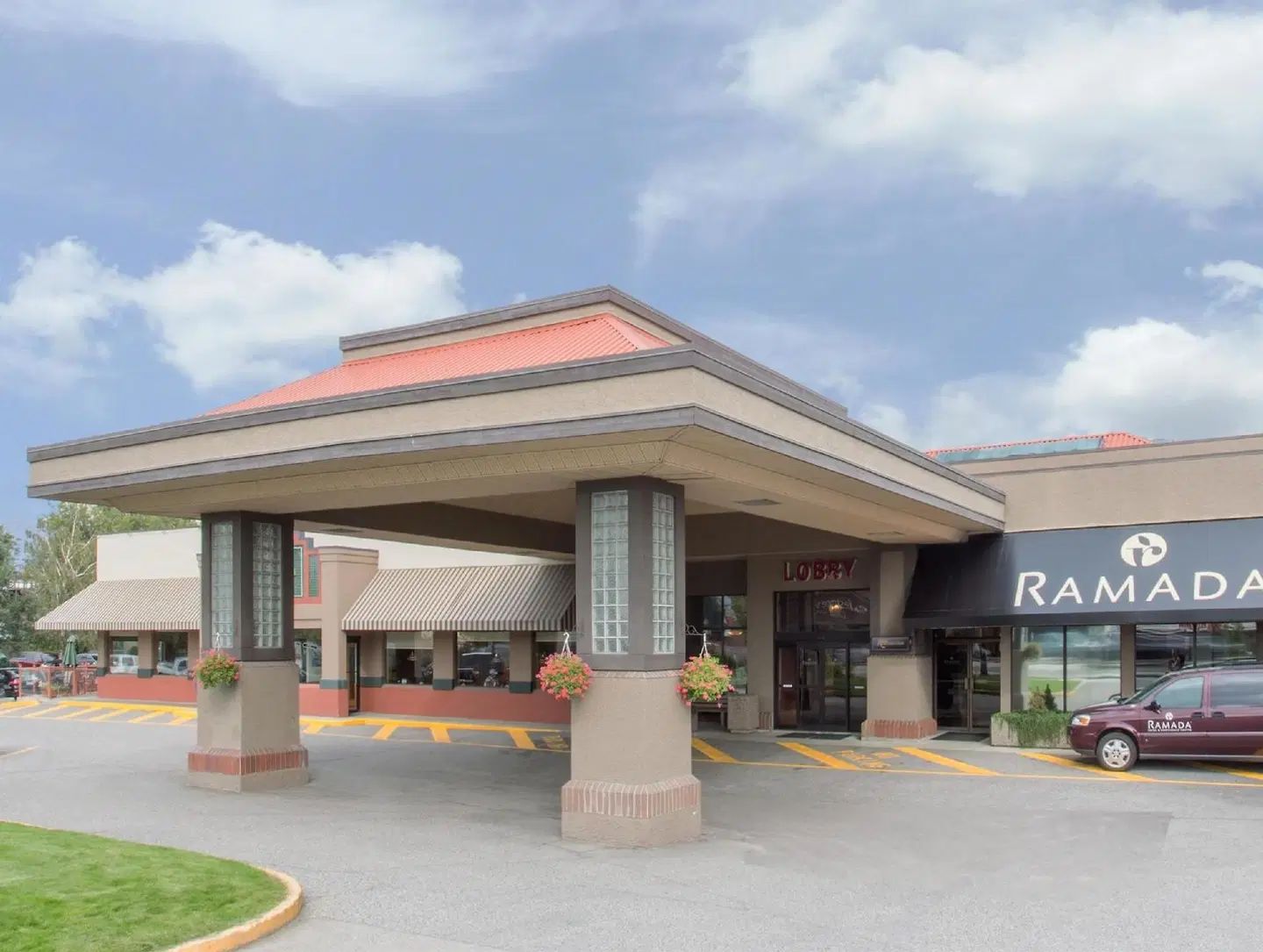 Ramada by Wyndham Kelowna Hotel & Conference Center EXTERIOR