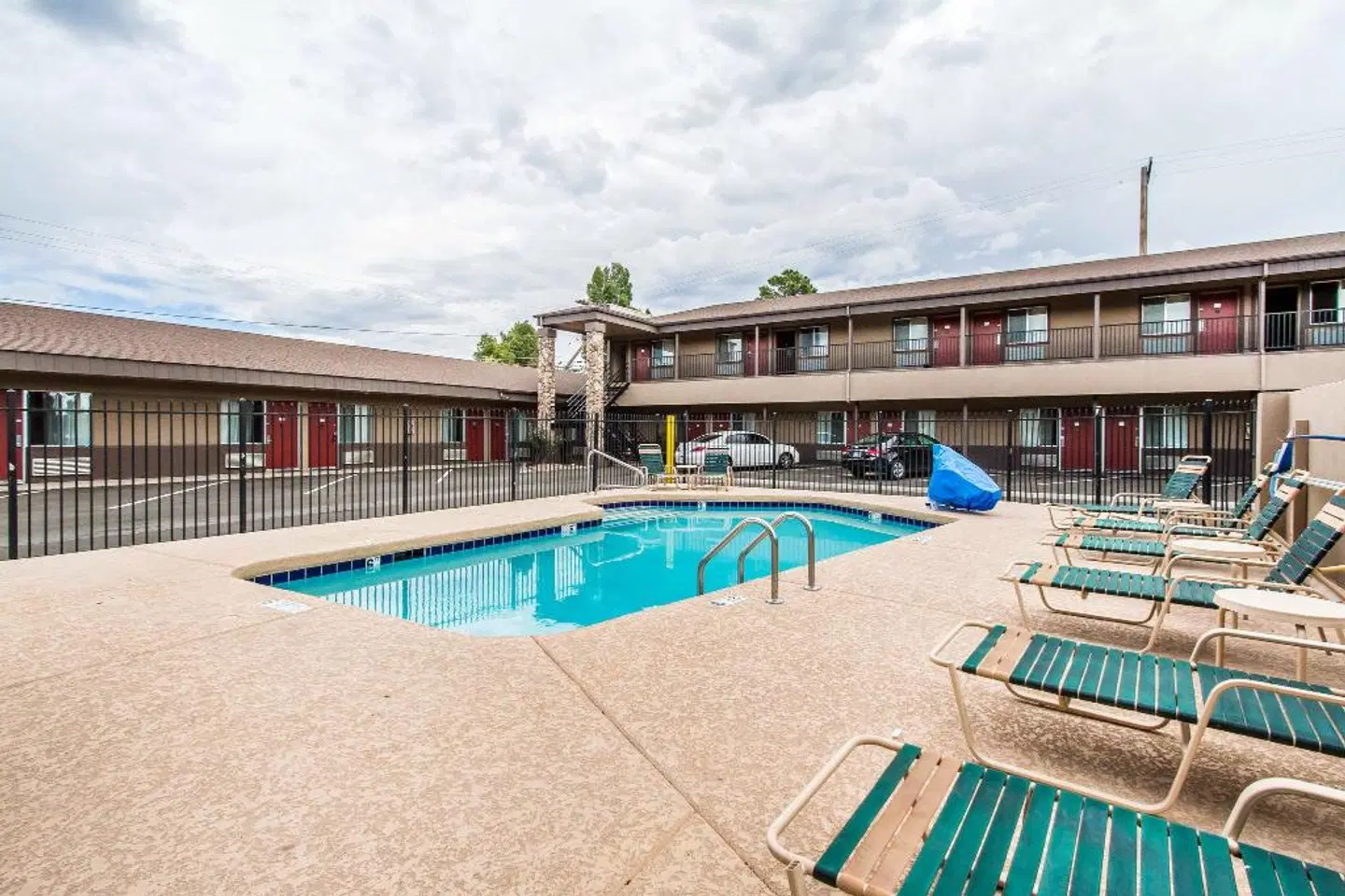 Econo Lodge University OUTDOOR_POOL