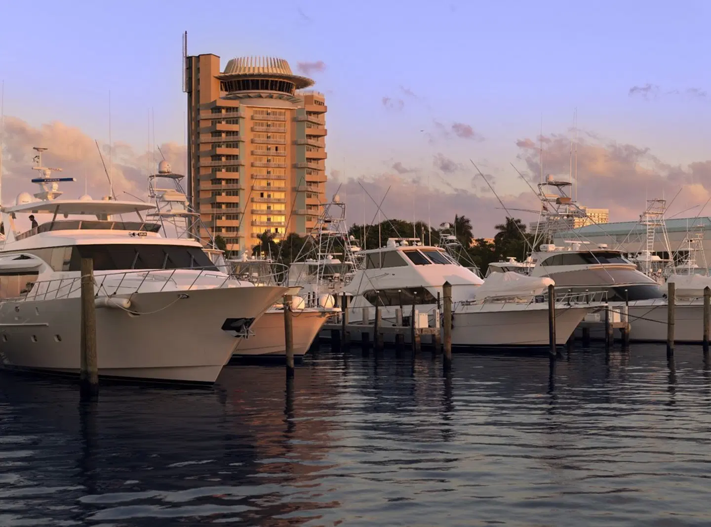 Pier Sixty-Six Hotel and Marina EXTERIOR