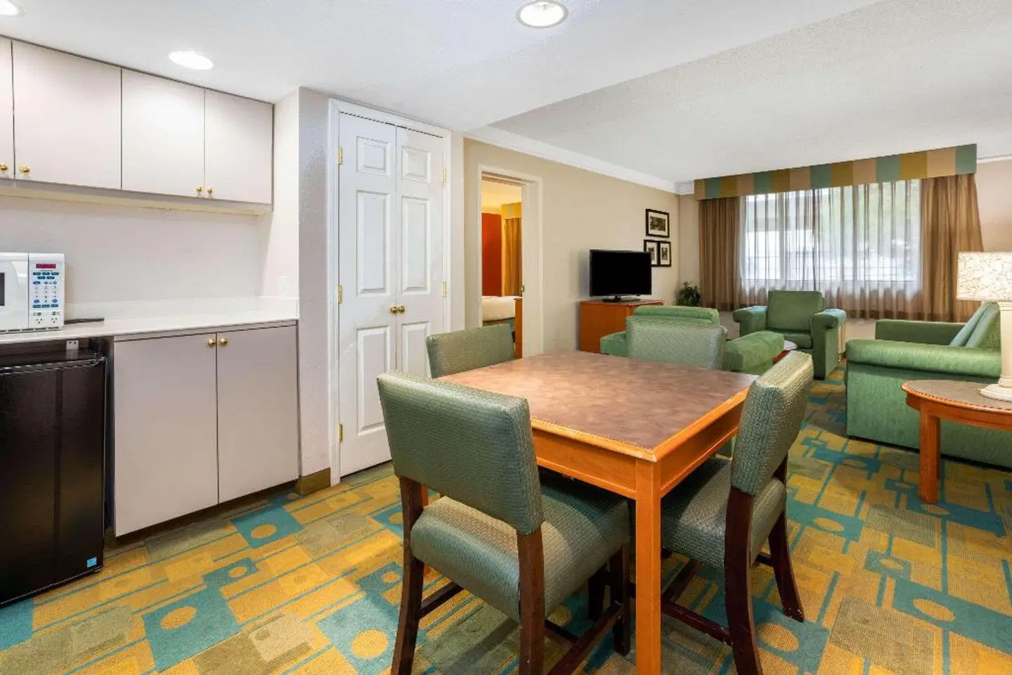 La Quinta Inn & Suites by Wyndham Seattle Sea-Tac Airport ROOM_EXAMPLE