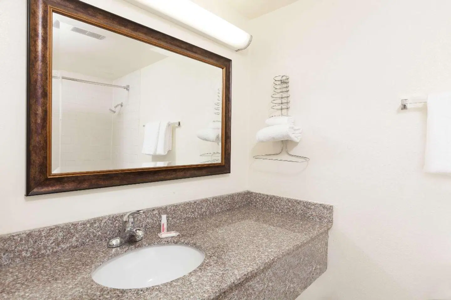 Days Inn by Wyndham Bakersfield Badezimmer