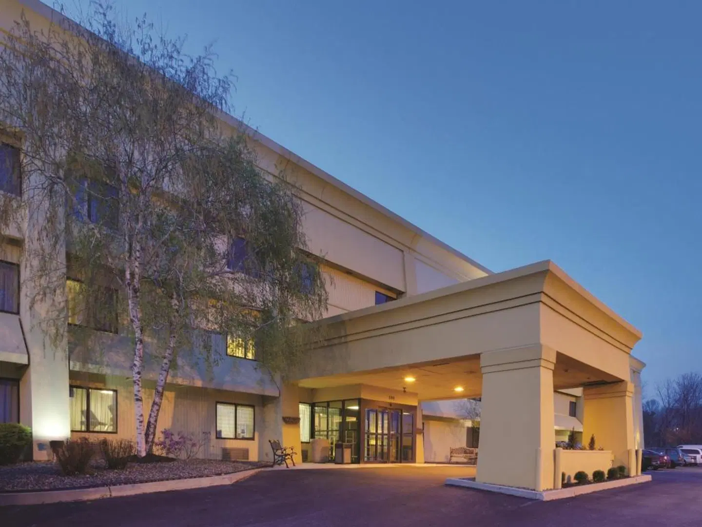 La Quinta Inn & Suites by Wyndham Harrisburg Airport Hershey EXTERIOR