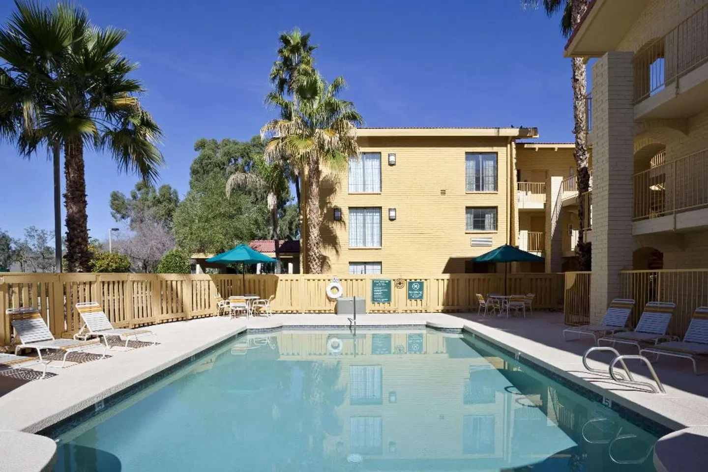 La Quinta Inn Phoenix Sky Harbor Airport OUTDOOR_POOL