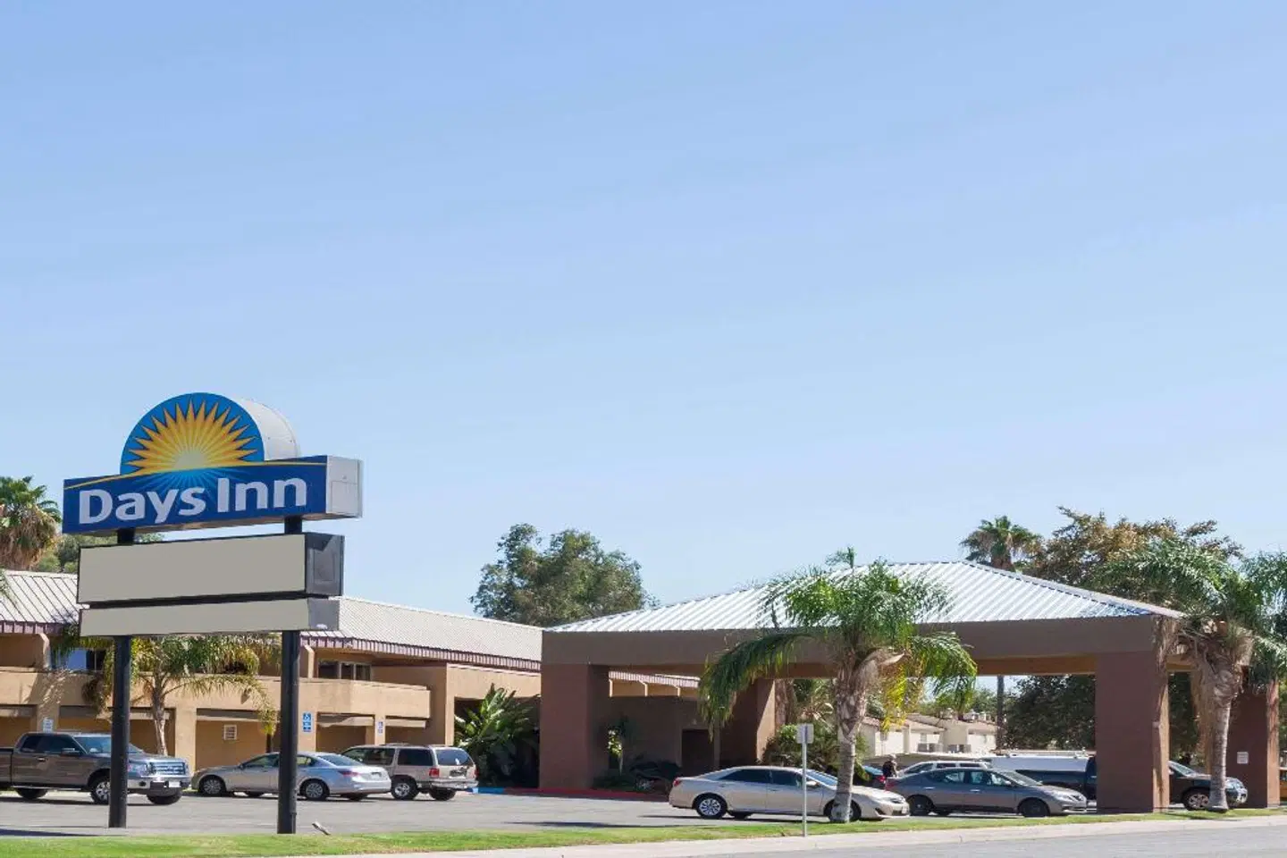 Days Inn by Wyndham Bakersfield EXTERIOR