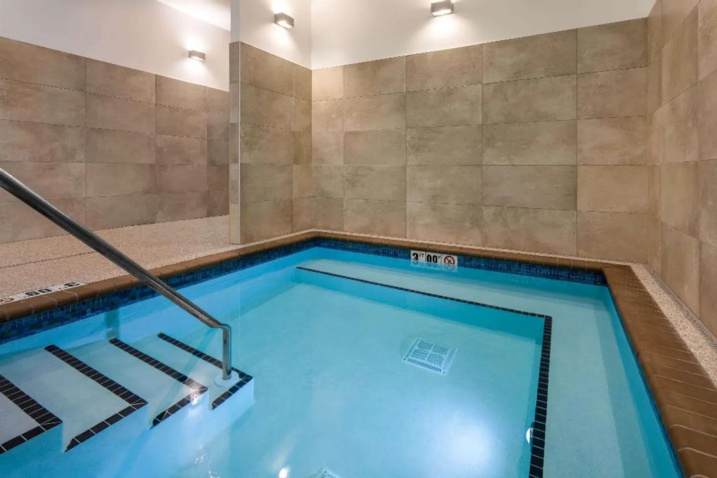 Days Inn & Suites by Wyndham Duluth by the Mall Hallenbad