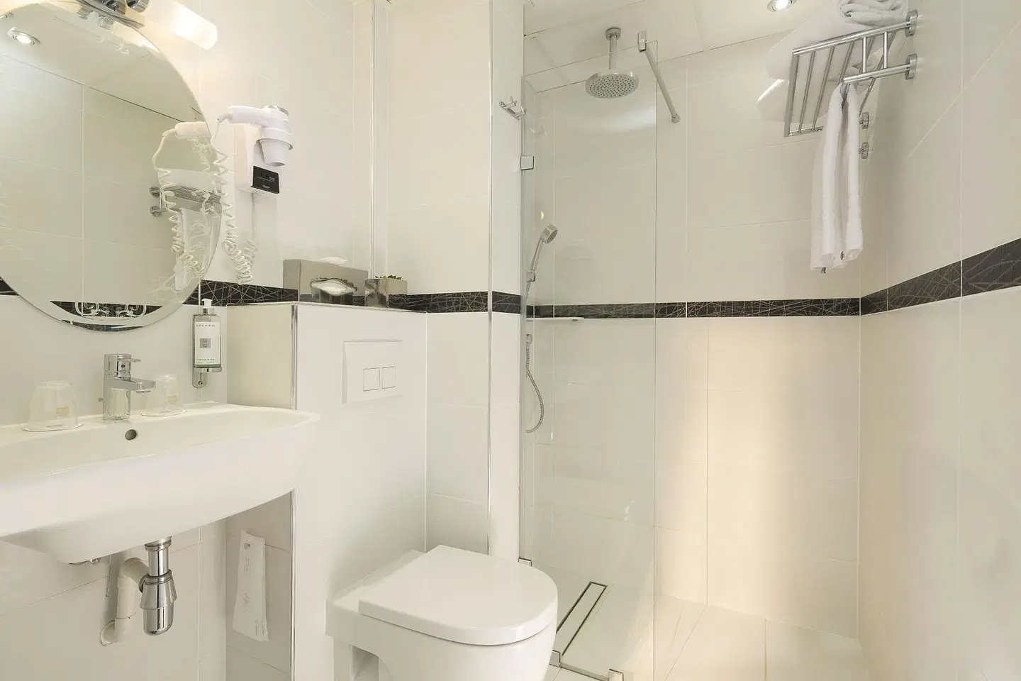 Hotel Plaza Elysées Badezimmer