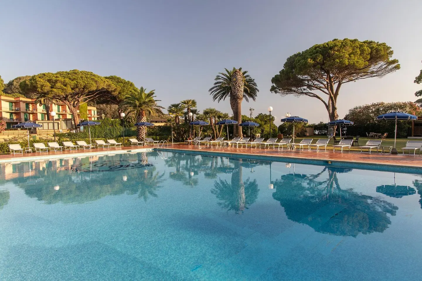 Desiree OUTDOOR_POOL