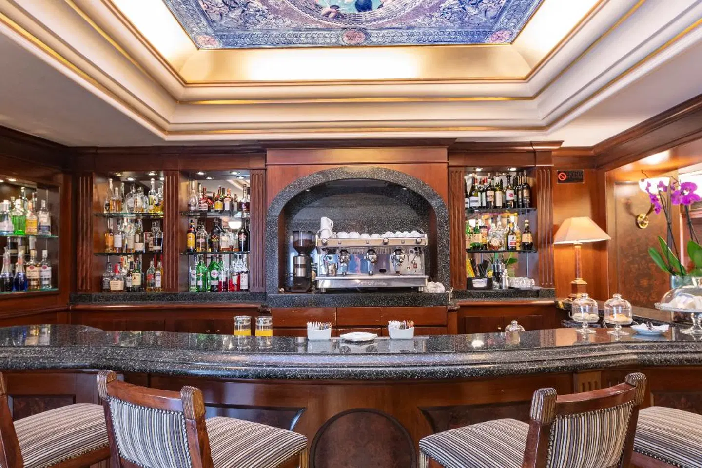 River Chateau Hotel Bar