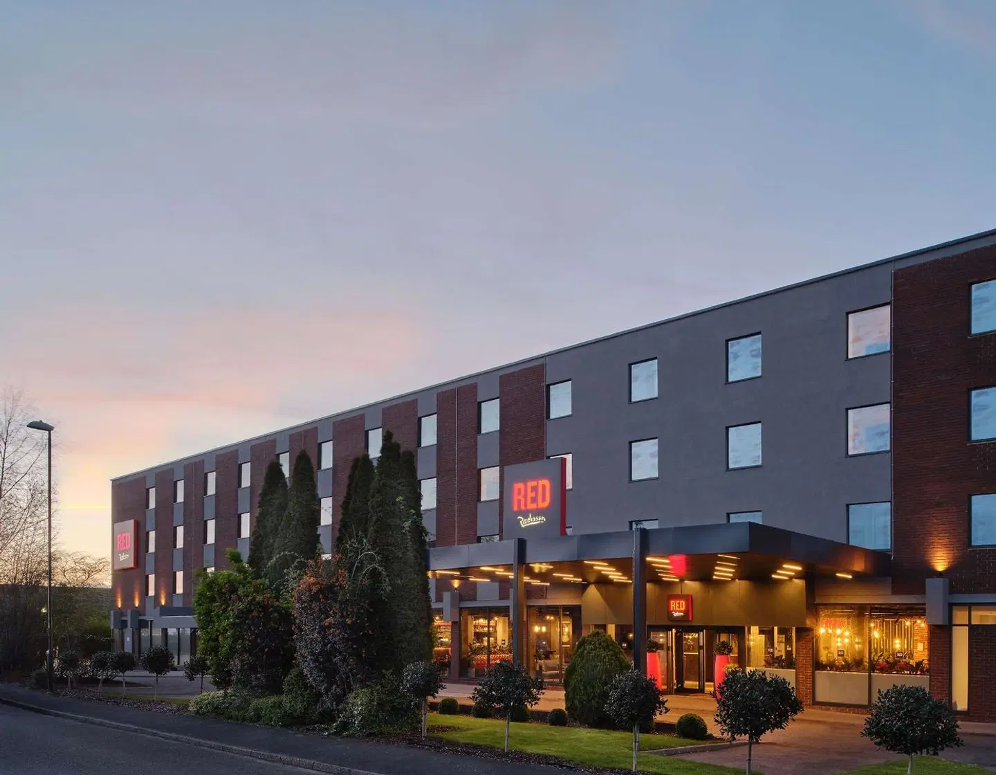 Radisson RED London Gatwick Airport EXTERIOR