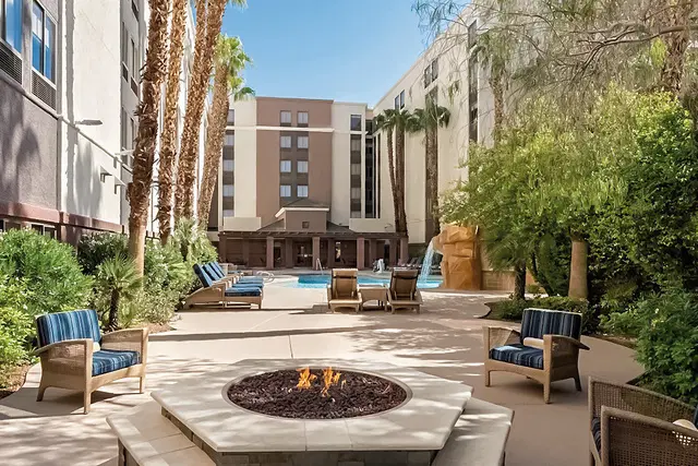 Hampton Inn Tropicana EXTERIOR