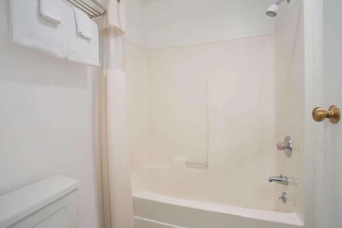 Travelodge by Wyndham Fort Bragg Badezimmer