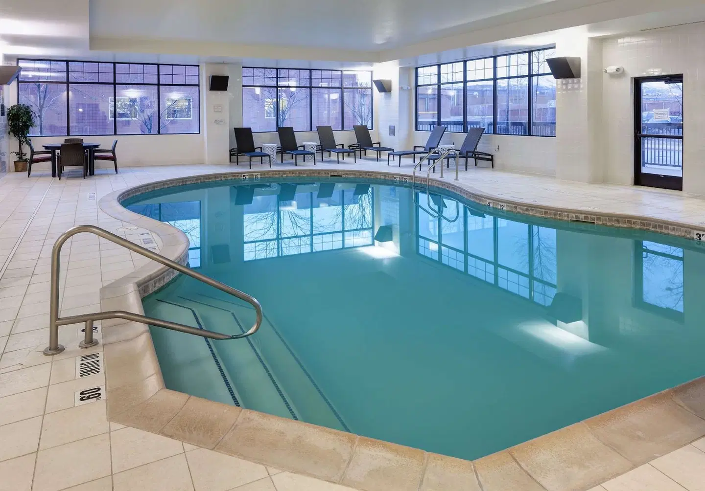 Embassy Suites by Hilton Anchorage Hallenbad