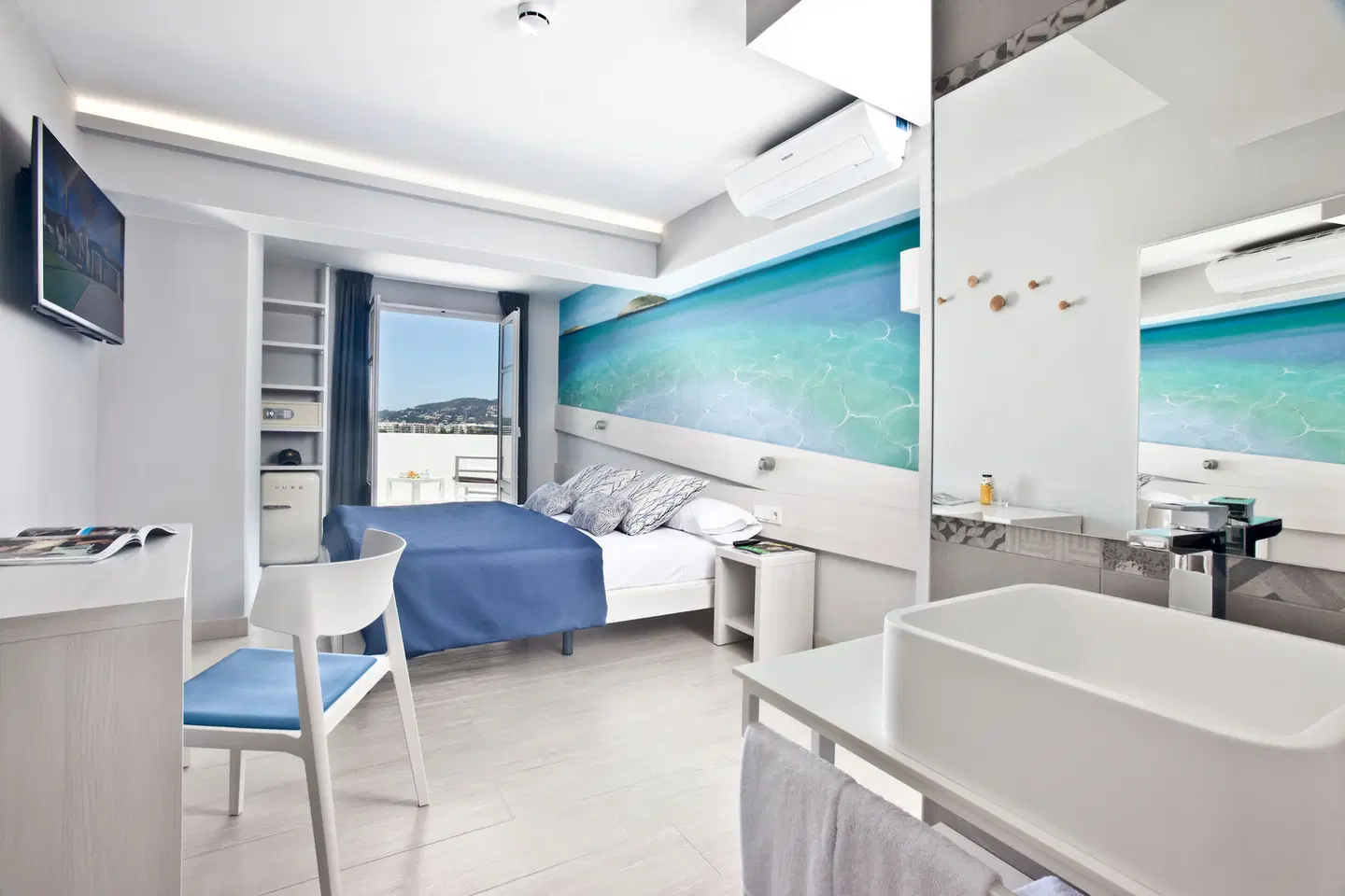 Ryans La Marina ROOM_EXAMPLE