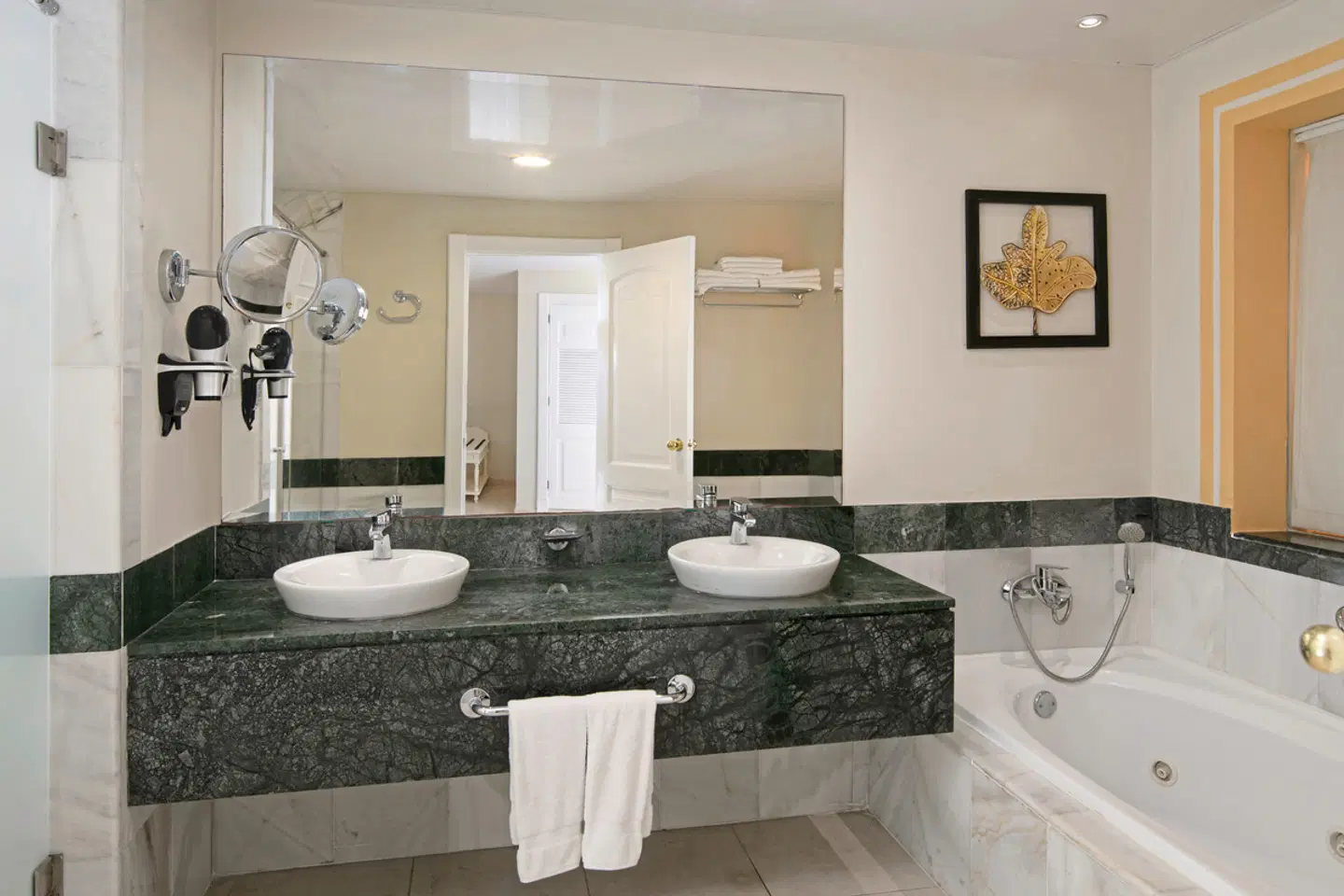 Bahia Principe Luxury Bouganville Badezimmer