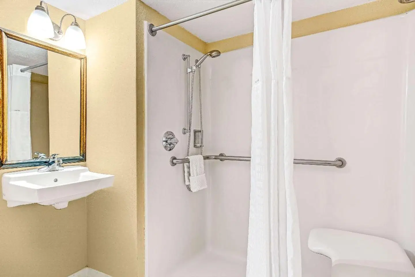 Days Inn by Wyndham Orlando Near Millenia Mall Badezimmer