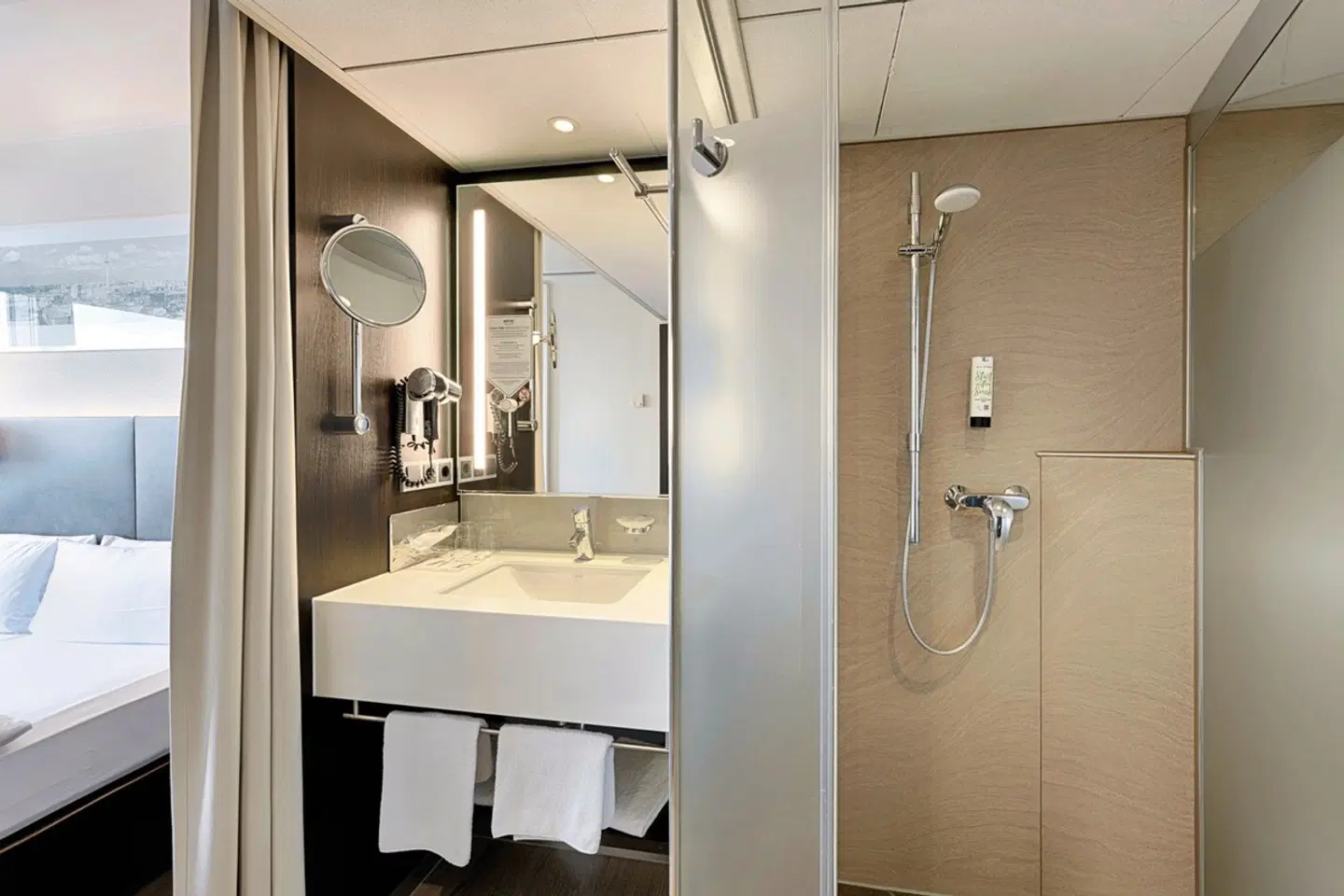 Park Inn by Radisson Berlin Alexanderplatz - inkl. Eintrittskarte DFB Pokalfinale Badezimmer