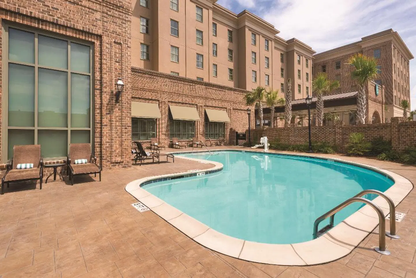Embassy Suites by Hilton Savannah Historic District OUTDOOR_POOL