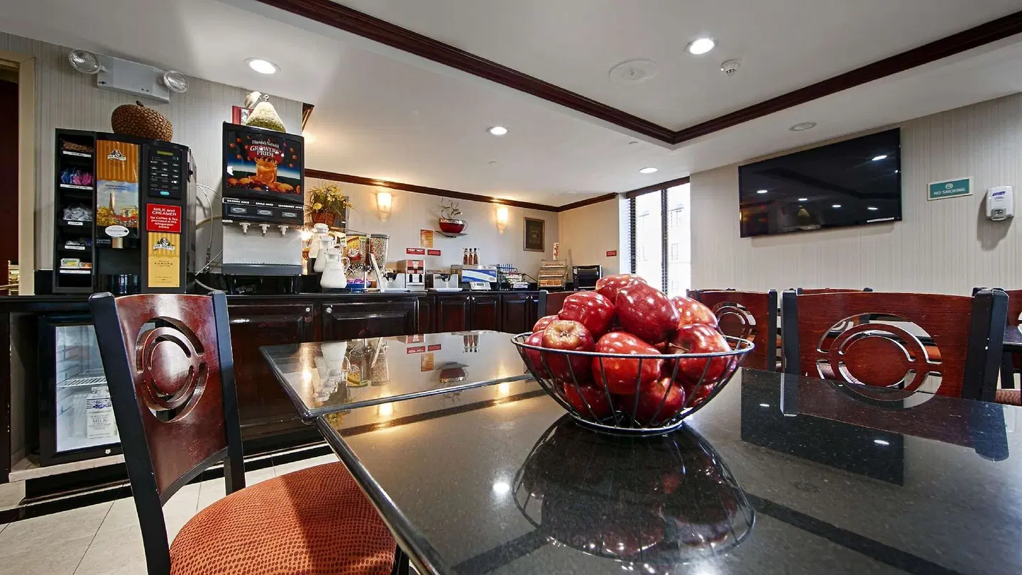 Best Western JFK Airport Bar