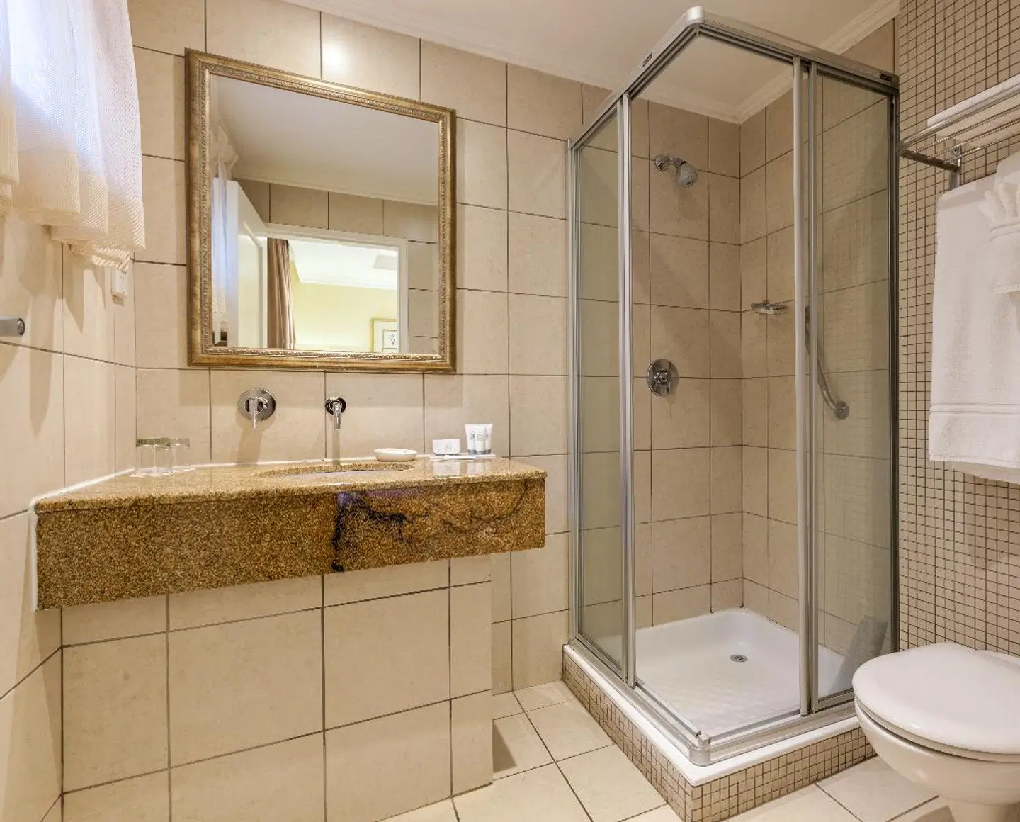 Courtyard Hotel Rosebank Badezimmer