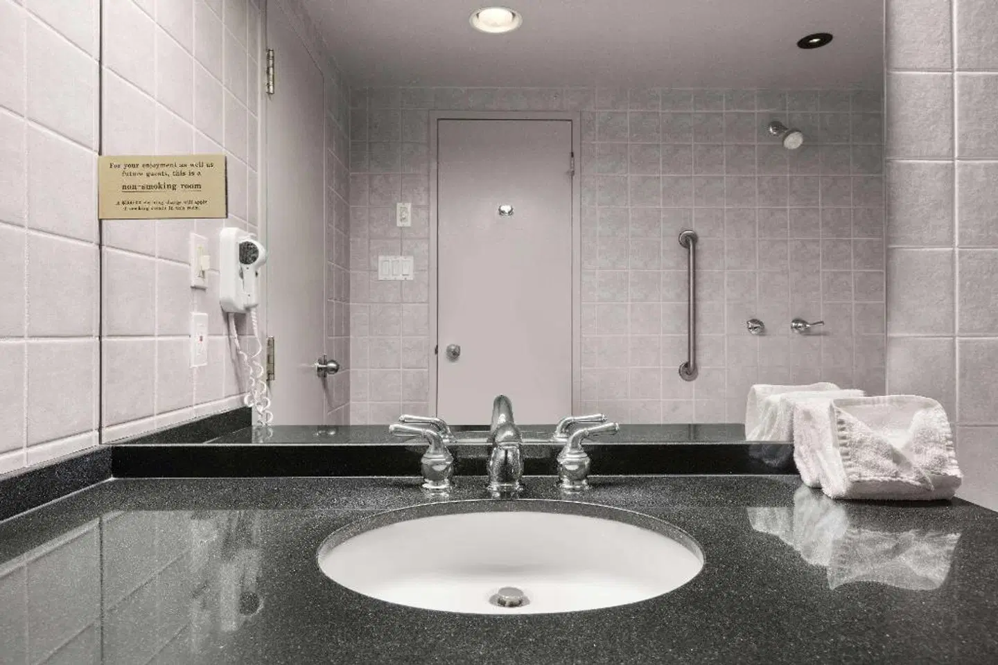 Days Inn by Wyndham Ottawa West Badezimmer