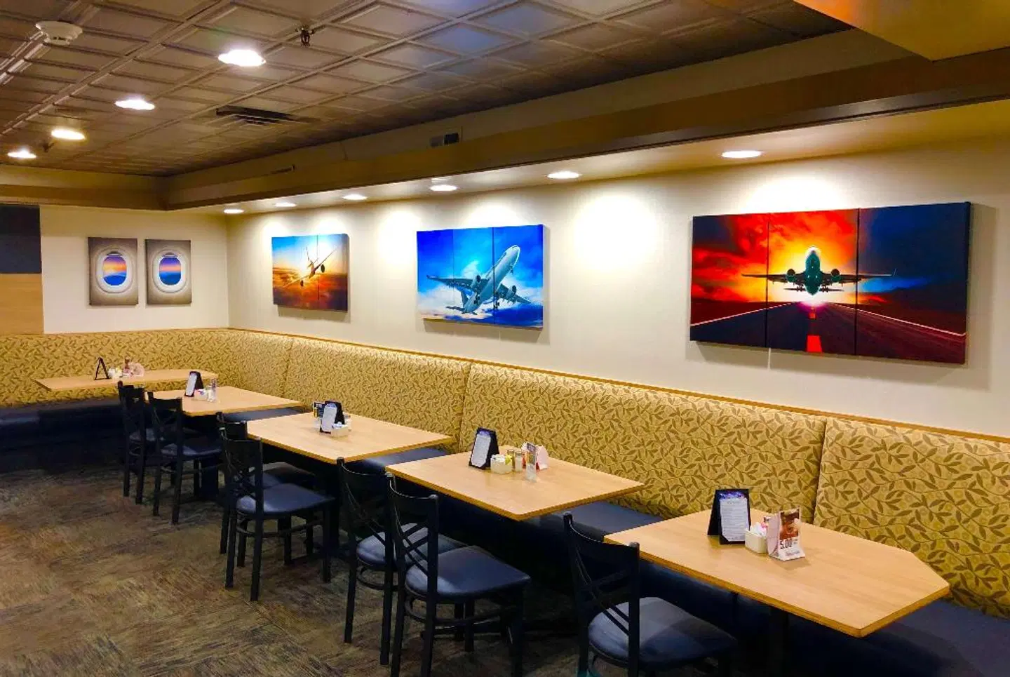 Wingate by Wyndham Detroit Metro Airport Bar